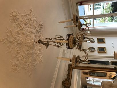 Lustre en tôle laquée crème et doré
Le fut...