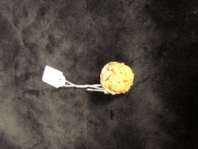 750°/°°gold ring with a chiselled coral bouquet...