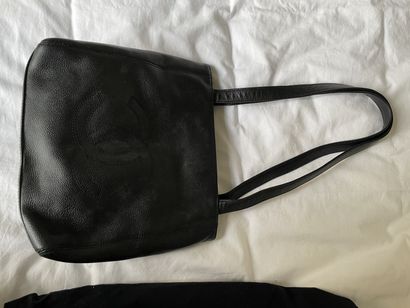 
CHANEL

Sac à main en cuir



On joint un...