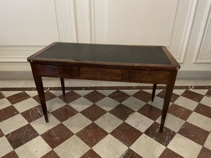 Flat mahogany veneered desk.
19th century.
Accidents...