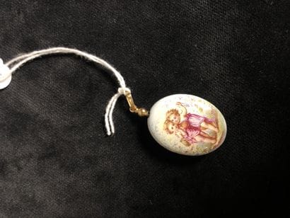 
Enamelled opening pendant with two loves...