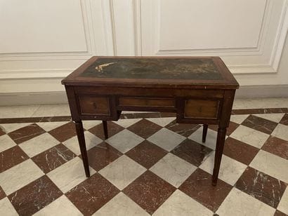 Mahogany dressing table.
19th century.
Accidents...