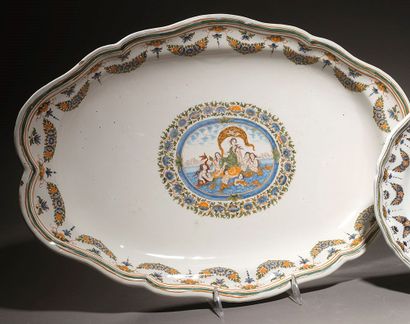 MOUSTIERS

Oval dish with contoured edge...