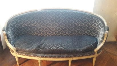 Basket sofa
In moulded and carved wood, cream...