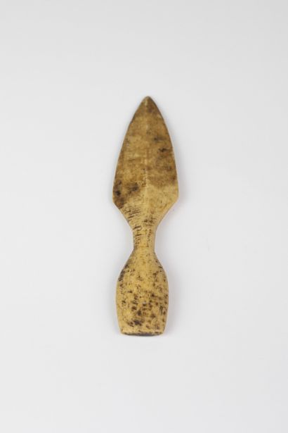 Pointe de flèche Léga, RDC
Os
L.17,5 cm
Provenance...