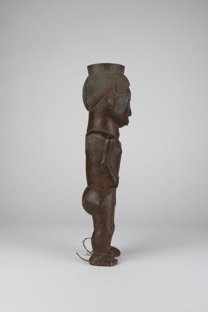 Coupe anthropomorphe, figure masculine debout
Bois
H....