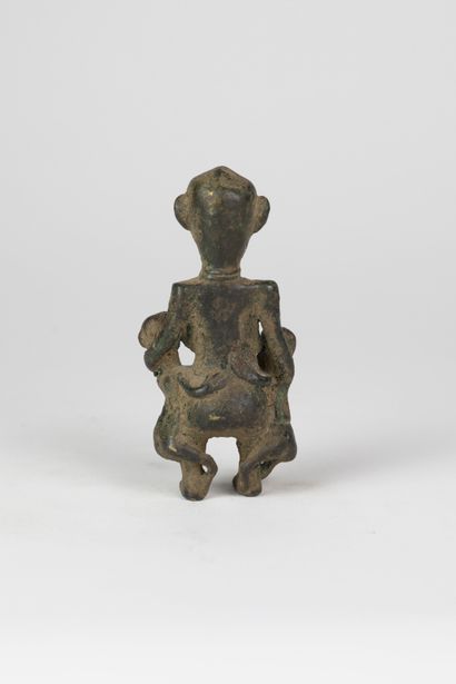 Figure de singe entourée de ses deux petits
Bronze...