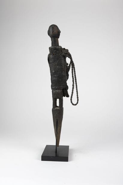 Fétiche Fon, Bénin
Bois, fibres
H. 38 cm