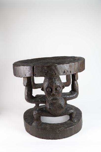 Tabouret supporté par deux figures caryatides...