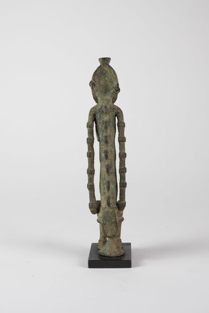 Figure féminine assise, Dogon, Mali
Bronze
H....