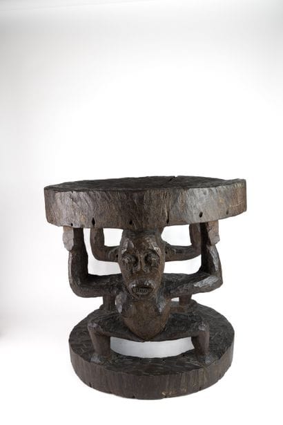 Tabouret supporté par deux figures caryatides...