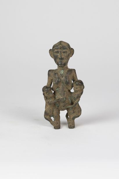 Figure de singe entourée de ses deux petits
Bronze...