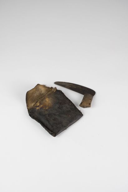 Petit couteau dans son étui de peau
Bois,...