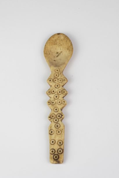 Cuillère Léga, RDC
Os
L. 21 cm
Provenance...