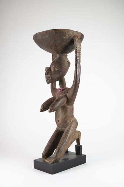 Coupe caryatide, figure féminine agenouillée,...