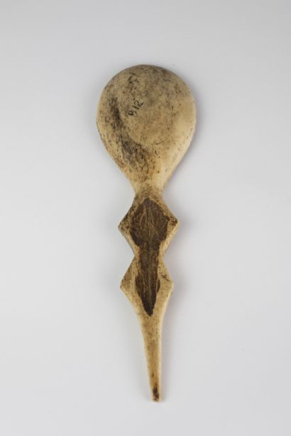 Cuillère Léga, RDC
Os
L. 27,5 cm
Provenance...