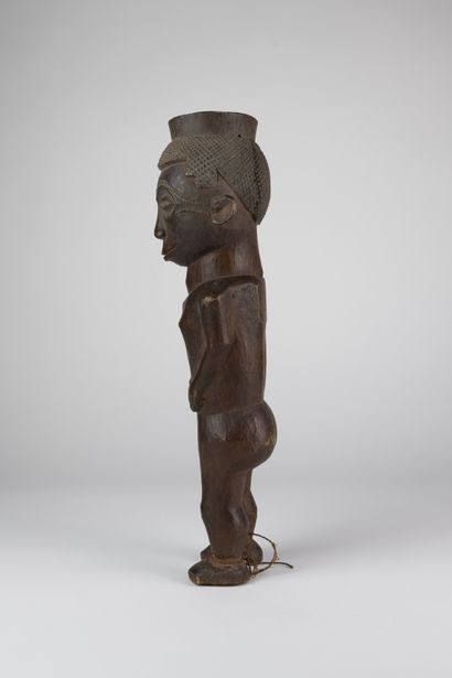 Coupe anthropomorphe, figure masculine debout
Bois
H....