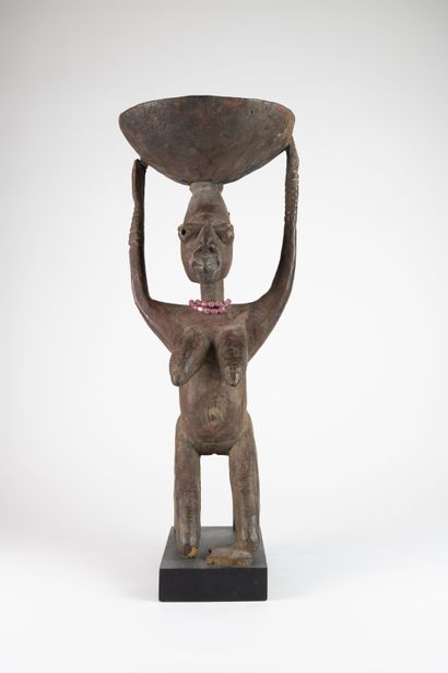 Coupe caryatide, figure féminine agenouillée,...