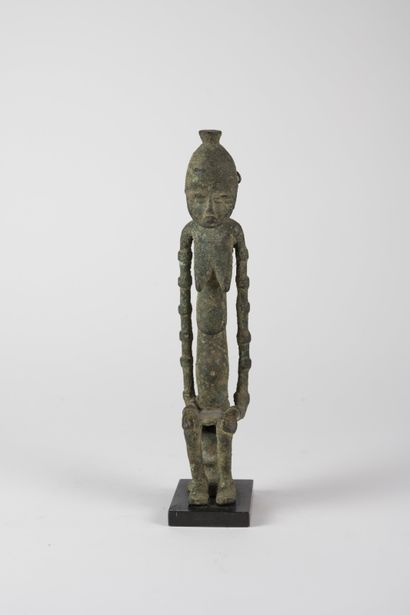 Figure féminine assise, Dogon, Mali
Bronze
H....