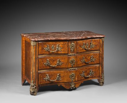 COMMODE en bois de placage, la façade galbée...