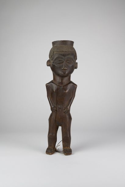 Coupe anthropomorphe, figure masculine debout
Bois
H....
