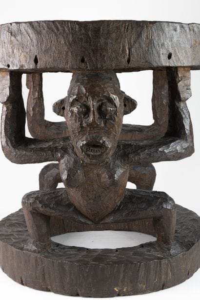 Tabouret supporté par deux figures caryatides...