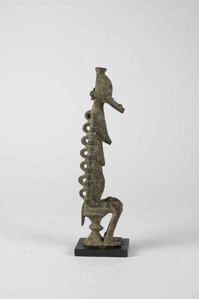Figure féminine assise, Dogon, Mali
Bronze
H....