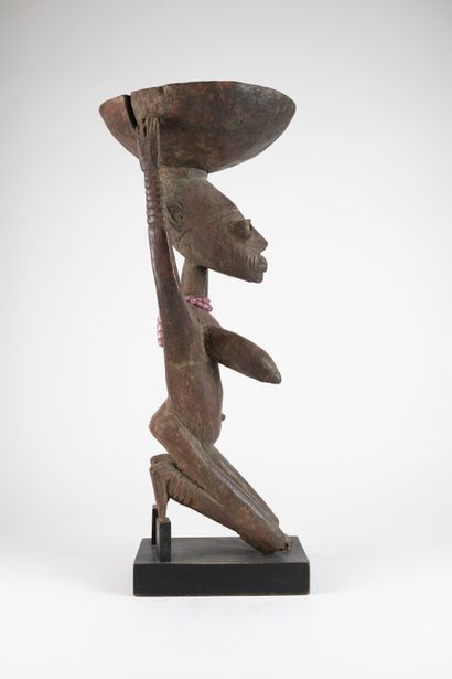 Coupe caryatide, figure féminine agenouillée,...