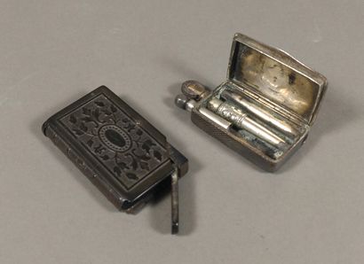 Lot including : 

- a silver niello fire...