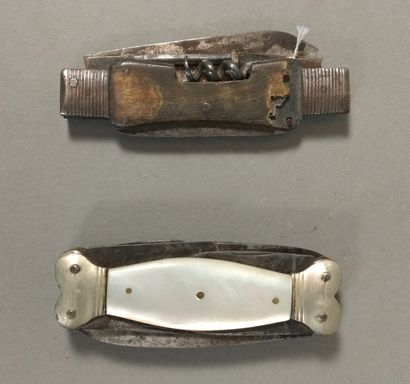 Set of 2 flint knives with eight blades and...