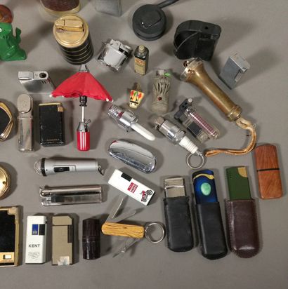 Large lot of lighters, mainly gas, advertising...