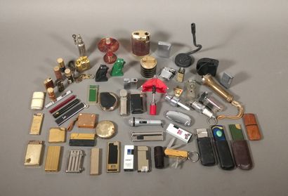 Large lot of lighters, mainly gas, advertising...