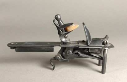 Metal flint table lighter 

L. 16 cm 

France,...