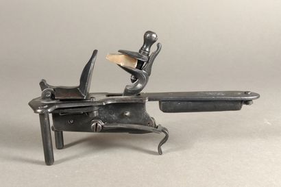 Metal flint table lighter 

L. 16 cm 

France,...