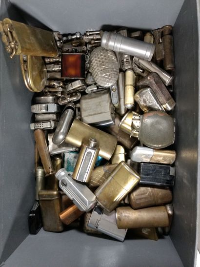 Strong lot of lighters of which one engraved...