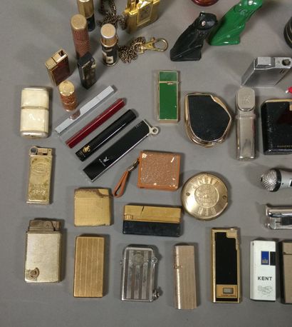 Large lot of lighters, mainly gas, advertising...