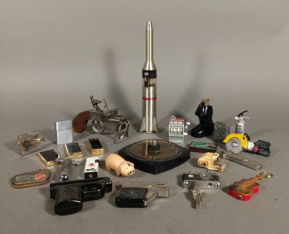 Large lot of lighters, mainly gas, advertising...
