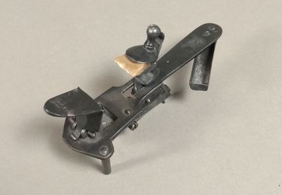Metal flint table lighter 

L. 16 cm 

France,...
