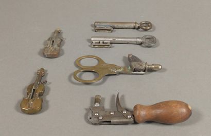 Set of 6 lighters : 

- two metal key-shaped...