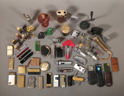 Large lot of lighters, mainly gas, advertising...