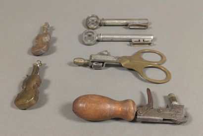 Set of 6 lighters : 

- two metal key-shaped...