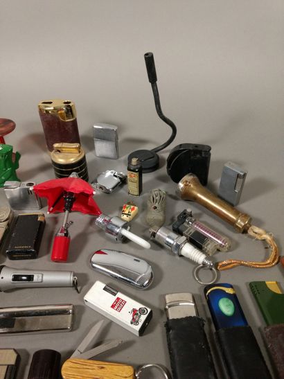 Large lot of lighters, mainly gas, advertising...