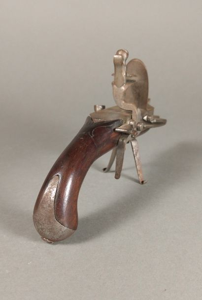 Metal flint table lighter-gun 

L. 20 cm...