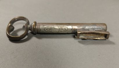 Set of 6 lighters : 

- two metal key-shaped...