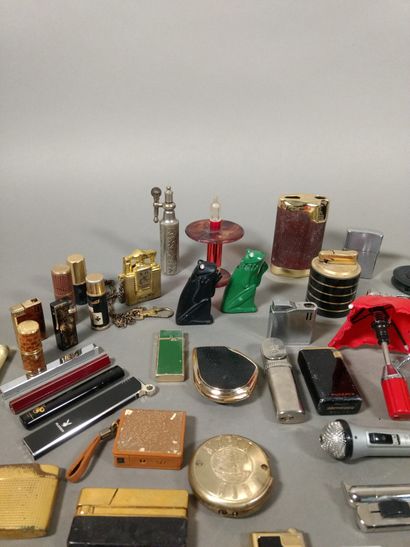Large lot of lighters, mainly gas, advertising...