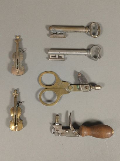Set of 6 lighters : 

- two metal key-shaped...