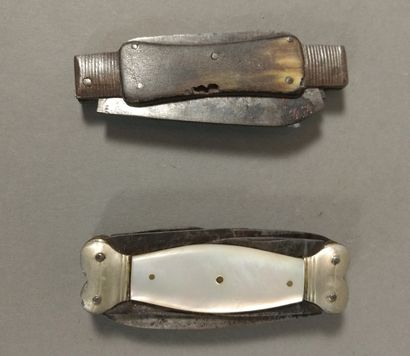 Set of 2 flint knives with eight blades and...