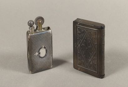 Lot including : 

- a silver niello fire...