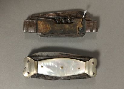 Set of 2 flint knives with eight blades and...