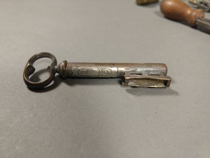 Set of 6 lighters : 

- two metal key-shaped...